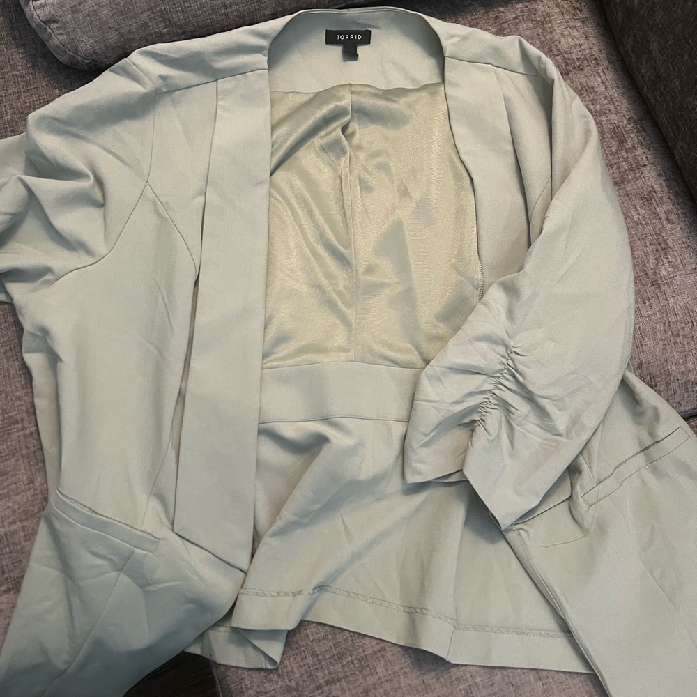 TORRID MINT GREEN BLAZER W/ RUCHED SLEEVES, 3X